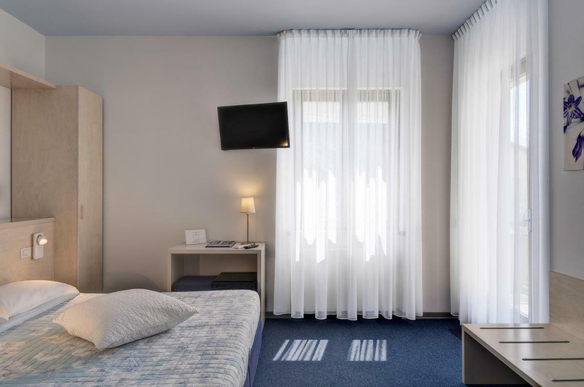 Hotel Erika มัลเชซิเน ภายนอก รูปภาพ